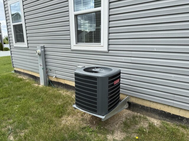 1840 Tall Oaks Dr, Antioch, IL 60002 - exterior view of cooling unit