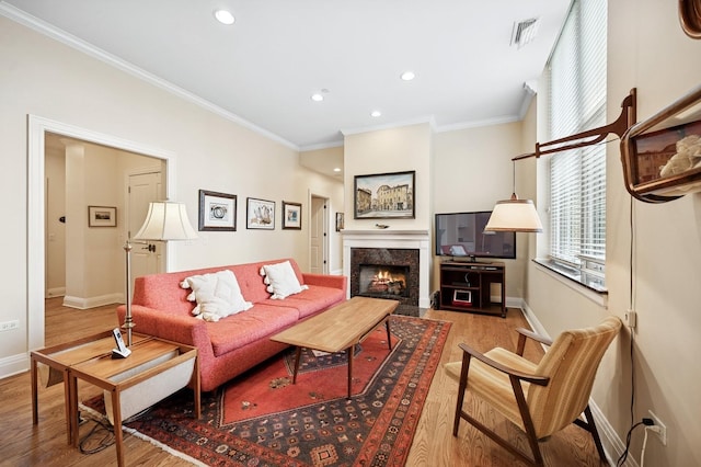 living room with visible vents, ornamental molding, wood finished floors, baseboards, and recessed lighting