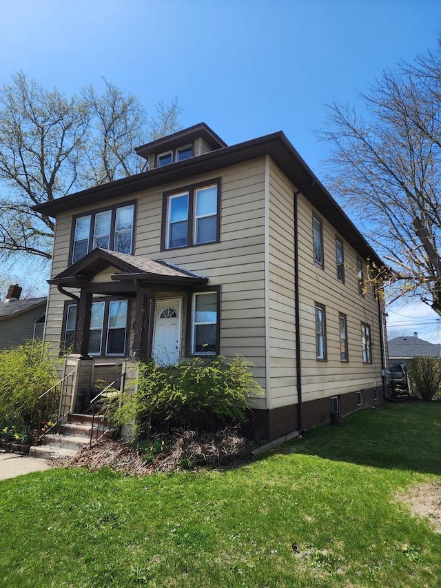 traditional style home featuring a front yard