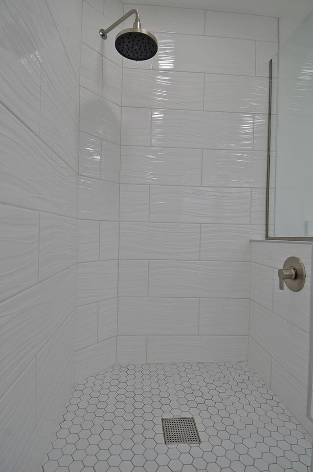 full bath with tiled shower