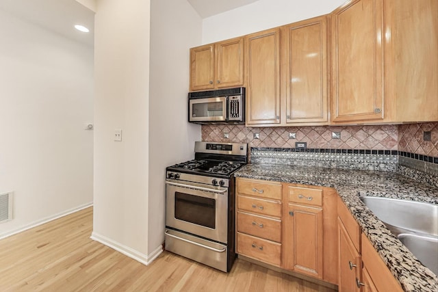 512 N Claremont Ave Unit 2, Chicago, IL 60612 - kitchen with stainless steel appliances, light wood finished floors, tasteful backsplash, and recessed lighting