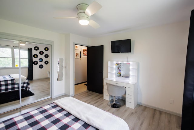 bedroom featuring light wood-style floors, baseboards, and a ceiling fan