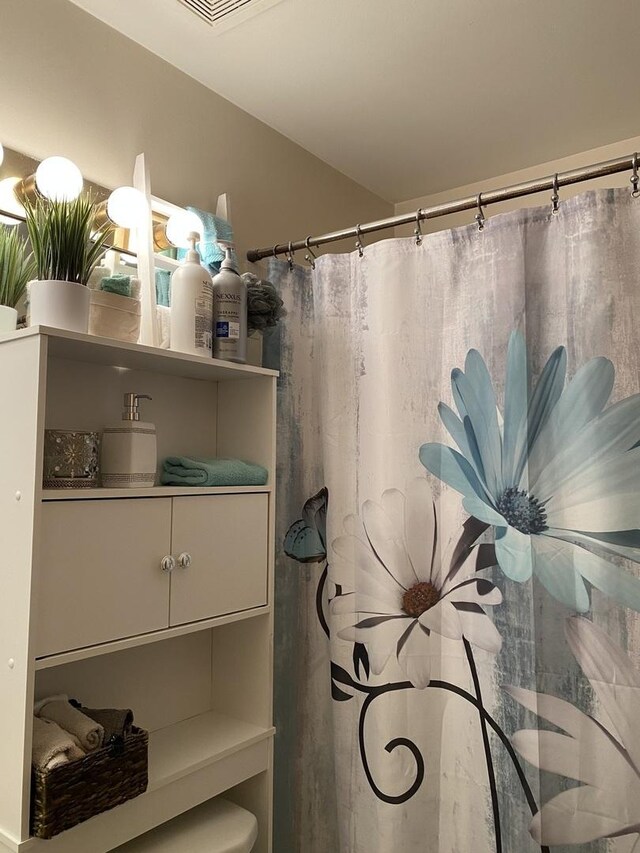 full bath featuring curtained shower