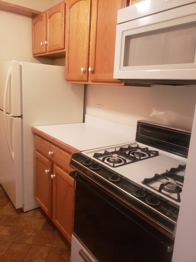 277 Shorewood Dr Unit 2A, Glendale Heights, IL 60139 - kitchen with tile patterned flooring, gas range oven, white microwave, and light countertops