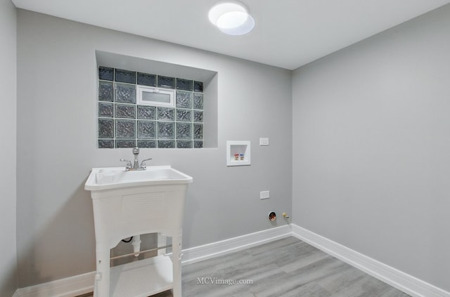 9221 S Lowe Ave, Chicago, IL 60620 - clothes washing area featuring hookup for a gas dryer, laundry area, hookup for a washing machine, baseboards, and wood finished floors