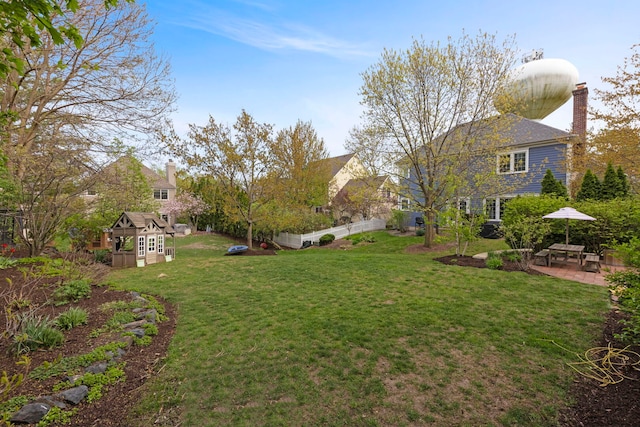 569 Prairie Ave, Glen Ellyn, IL 60137 - view of yard with a patio area and an outbuilding