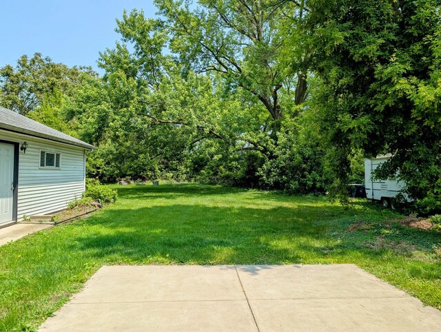 1514 173rd St, East Hazel Crest, IL 60429 - view of grassy yard featuring a patio