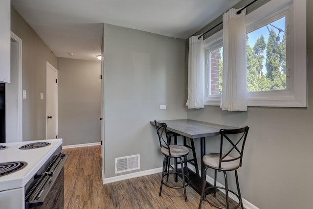 479 Oak St, Des Plaines, IL 60016 - dining area with visible vents, wood finished floors, and baseboards