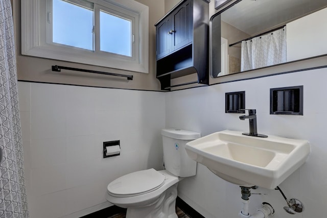 479 Oak St, Des Plaines, IL 60016 - full bath featuring a sink, curtained shower, toilet, and tile walls