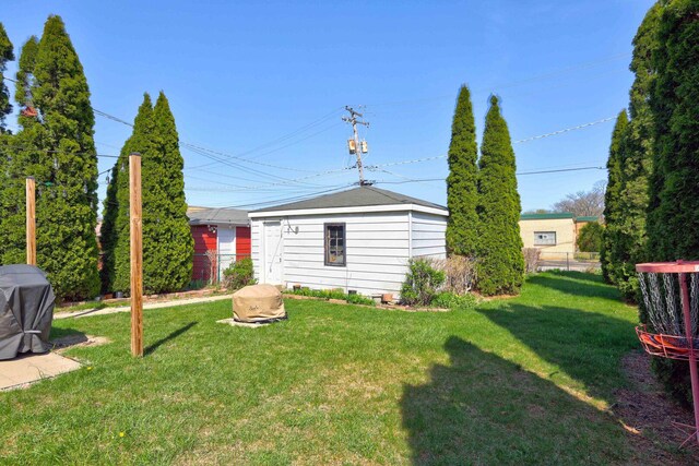 479 Oak St, Des Plaines, IL 60016 - view of yard featuring fence