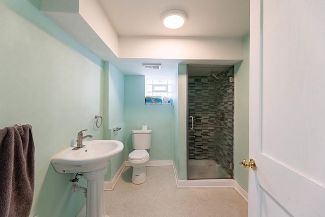 bathroom with toilet, visible vents, a shower stall, and baseboards