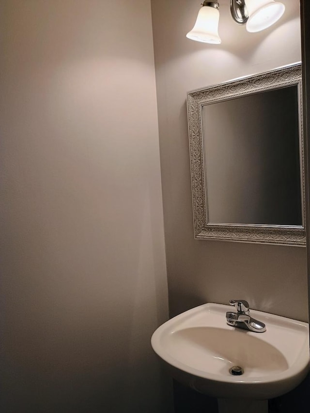 bathroom featuring a sink