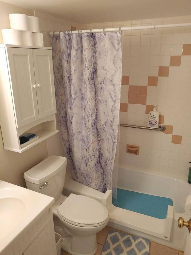 bathroom featuring shower / bathtub combination with curtain, vanity, and toilet