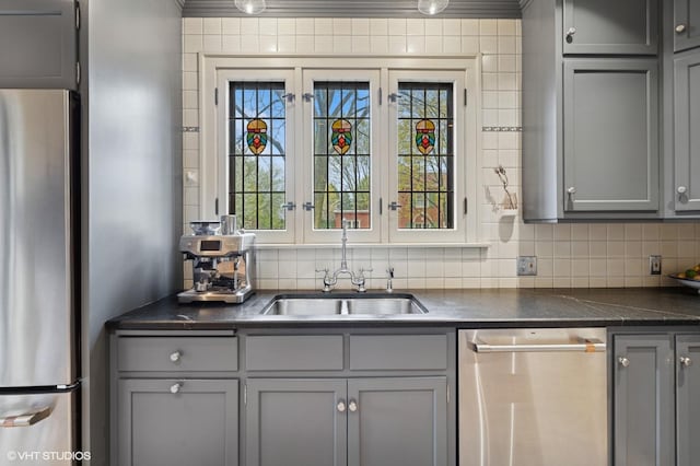 bar with tasteful backsplash, stainless steel appliances, and a sink
