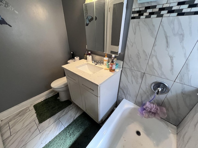 full bath with vanity, a shower, toilet, baseboards, and a bathing tub