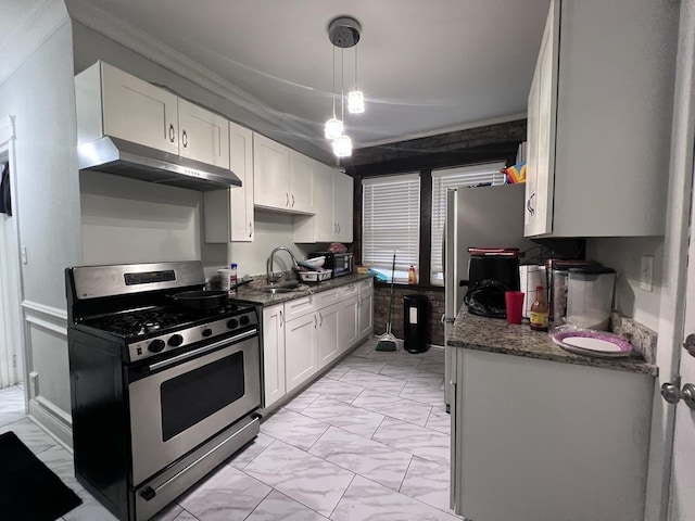 kitchen with crown molding, marble finish floor, under cabinet range hood, a sink, and gas stove