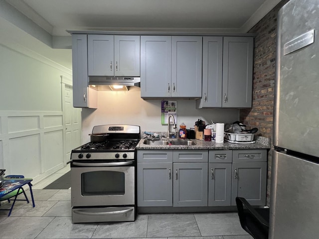 kitchen featuring a sink, appliances with stainless steel finishes, gray cabinets, and under cabinet range hood