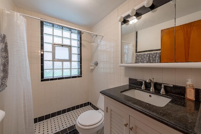 full bath featuring tile walls, toilet, and tiled shower