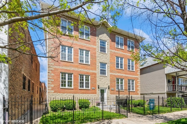 1754 W Wellington Ave Unit 1W, Chicago, IL 60657 - view of building exterior with a fenced front yard