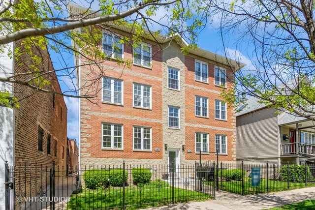 1754 W Wellington Ave Unit 1W, Chicago, IL 60657 - view of property with a fenced front yard