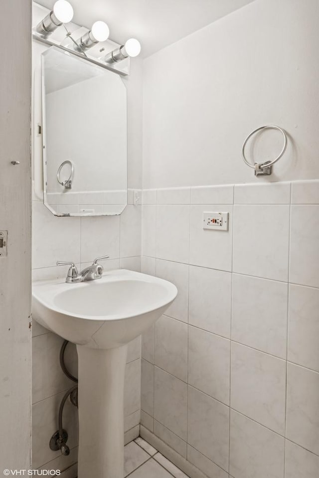 bathroom featuring tile walls