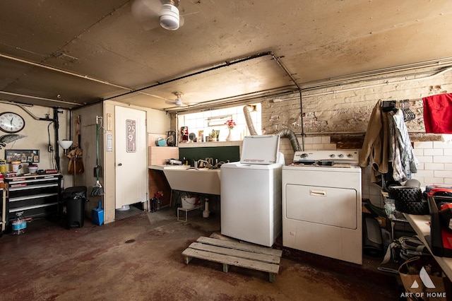 washroom featuring ceiling fan, laundry area, and washing machine and dryer