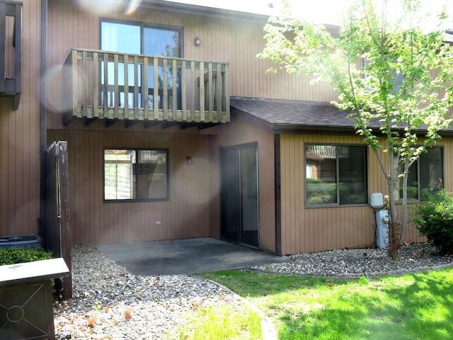 1321 Dresden Dr Unit C, Morris, IL 60450 - back of house with a patio, a shingled roof, and a balcony