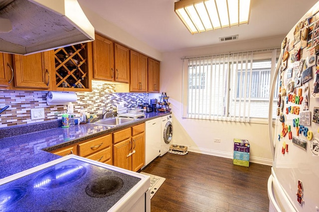 kitchen with visible vents, range, a sink, baseboards, and under cabinet range hood