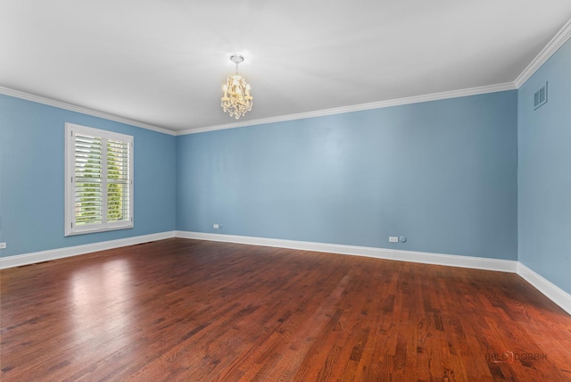 unfurnished room featuring dark wood-style flooring, visible vents, baseboards, a notable chandelier, and ornamental molding