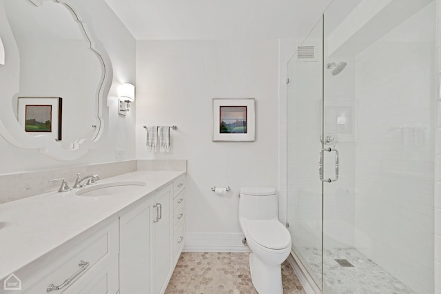 full bathroom featuring vanity, toilet, baseboards, visible vents, and tiled shower