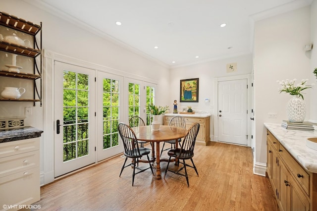 475 Maple St, Winnetka, IL 60093 - dining area featuring light wood-style floors, ornamental molding, and recessed lighting