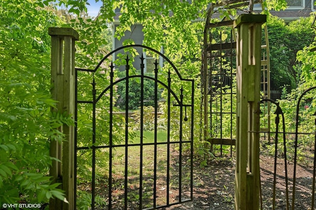 475 Maple St, Winnetka, IL 60093 - view of gate