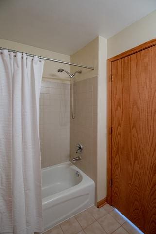 738 Dillon Ct, Grayslake, IL 60030 - full bath featuring tile patterned floors and shower / bath combo with shower curtain