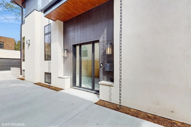 entrance to property featuring a patio