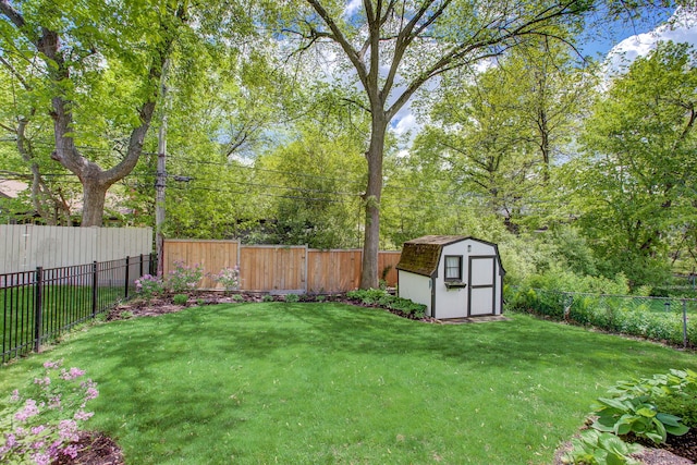 627 Beaver Rd, Glenview, IL 60025 - view of yard featuring a storage shed, an outdoor structure, and a fenced backyard