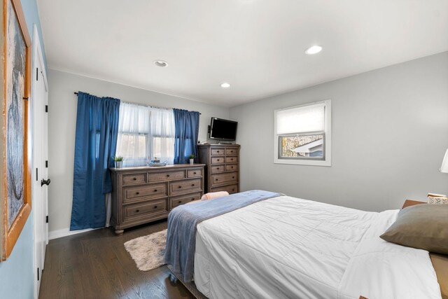 bedroom featuring recessed lighting, baseboards, and dark wood-style flooring