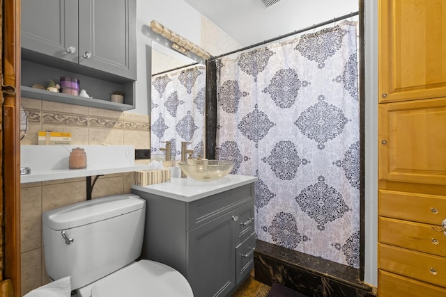 full bath featuring toilet, vanity, decorative backsplash, and a shower with shower curtain