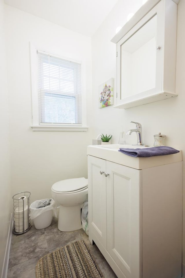 518 N Hartwell St, Gilman, IL 60938 - half bath featuring toilet, baseboards, and vanity