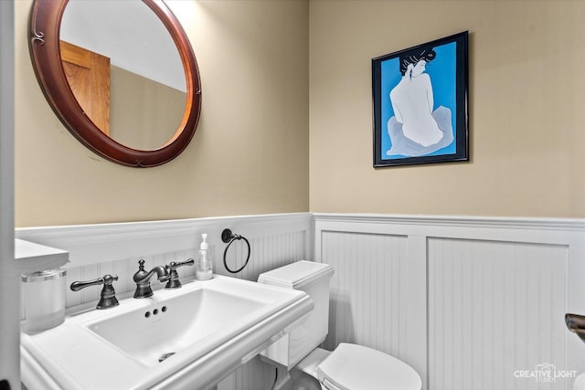 5900G Red Gate Ln, Yorkville, IL 60560 - half bath with a sink, a wainscoted wall, toilet, and a decorative wall