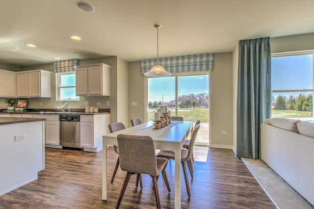 dining area with dark wood-style floors, recessed lighting, and baseboards