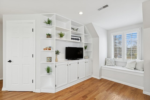 living area featuring visible vents, recessed lighting, light wood-style floors, and baseboards