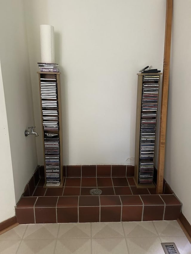 details featuring visible vents and baseboards