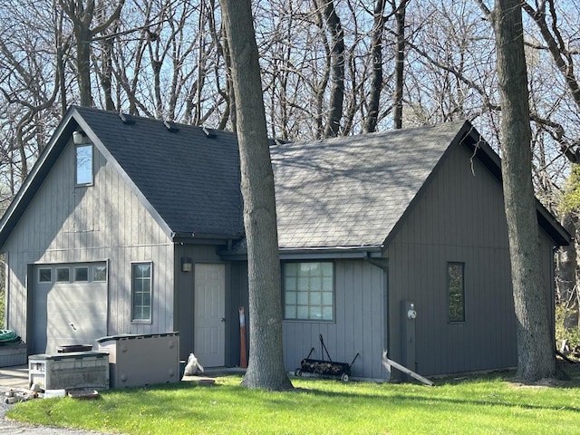 view of front of property with a front yard and a shingled roof