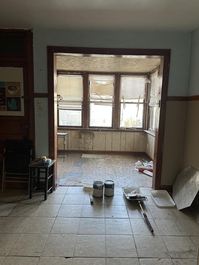 spare room featuring light tile patterned flooring
