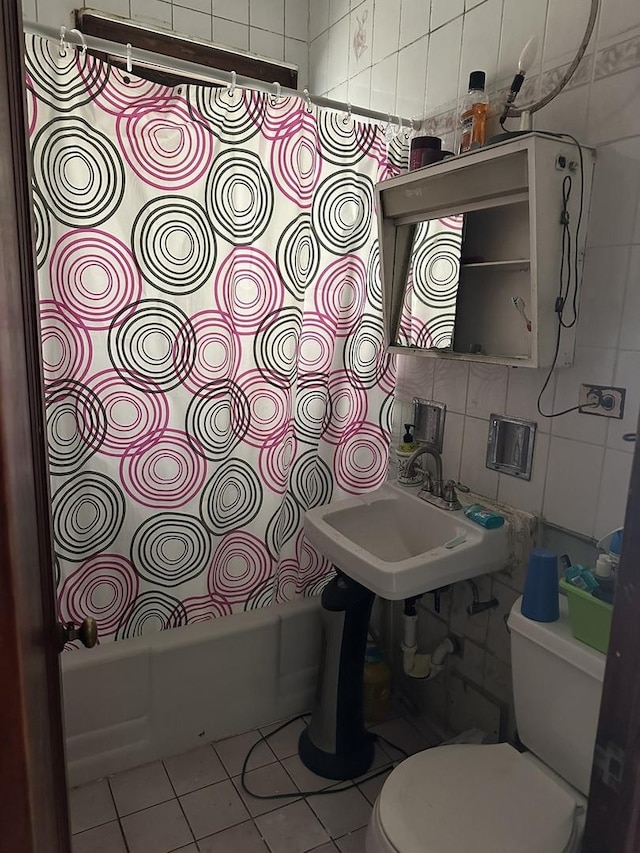 bathroom with tasteful backsplash, shower / tub combo with curtain, toilet, tile walls, and tile patterned floors
