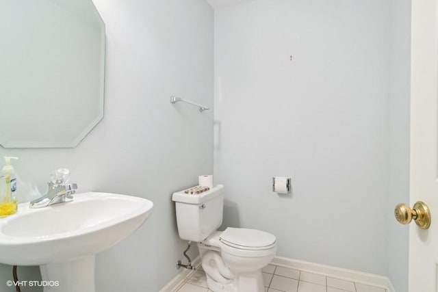 838 Old Checker Rd Unit D-4, Buffalo Grove, IL 60089 - bathroom featuring toilet, a sink, baseboards, and tile patterned flooring