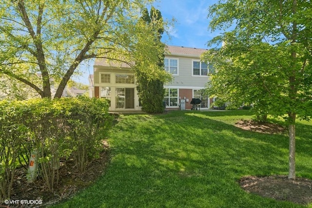 838 Old Checker Rd Unit D-4, Buffalo Grove, IL 60089 - rear view of property featuring a yard