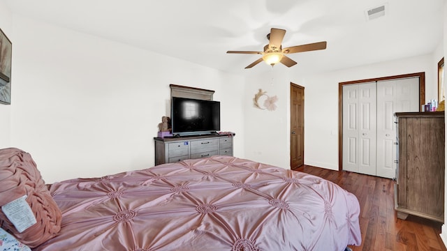 7022 W 64th St, Chicago, IL 60638 - bedroom featuring visible vents, wood finished floors, a ceiling fan, and a closet