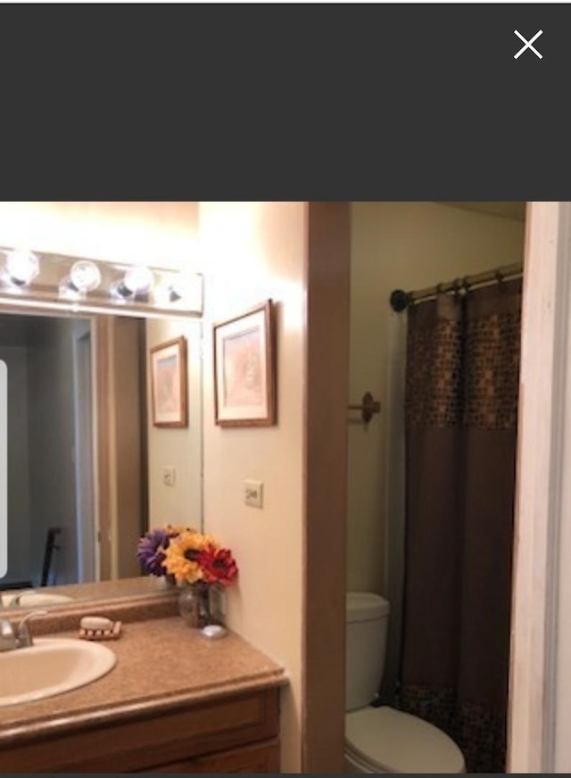 5326 Yale Ln, Matteson, IL 60443 - bathroom with toilet, curtained shower, and vanity