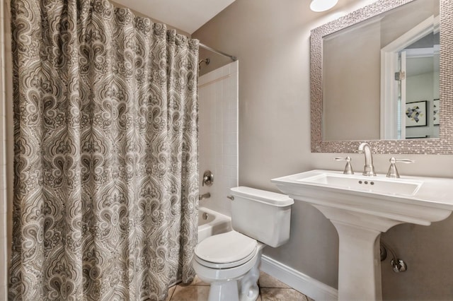 full bathroom with toilet, tile patterned floors, baseboards, and shower / tub combo with curtain